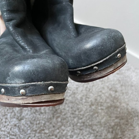 UGG | Lynnea Heeled Shearling Boot - Picture 9 of 14